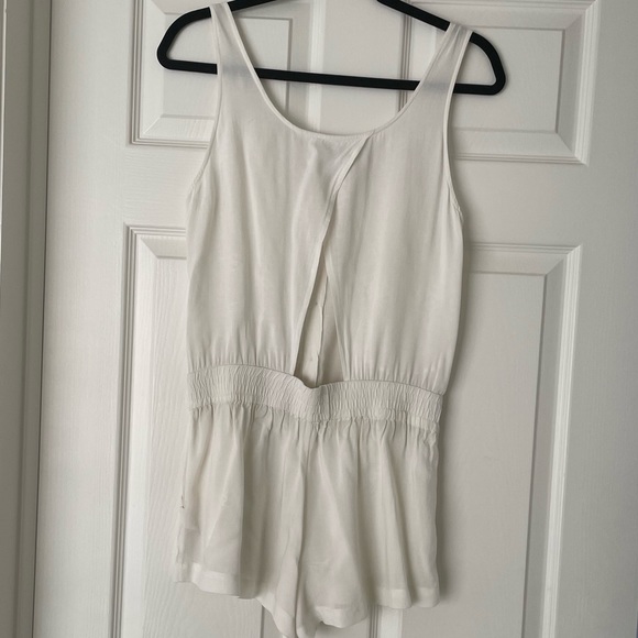 TALULA CREAM ROMPER.  SIZE SMALL. - Picture 2 of 6